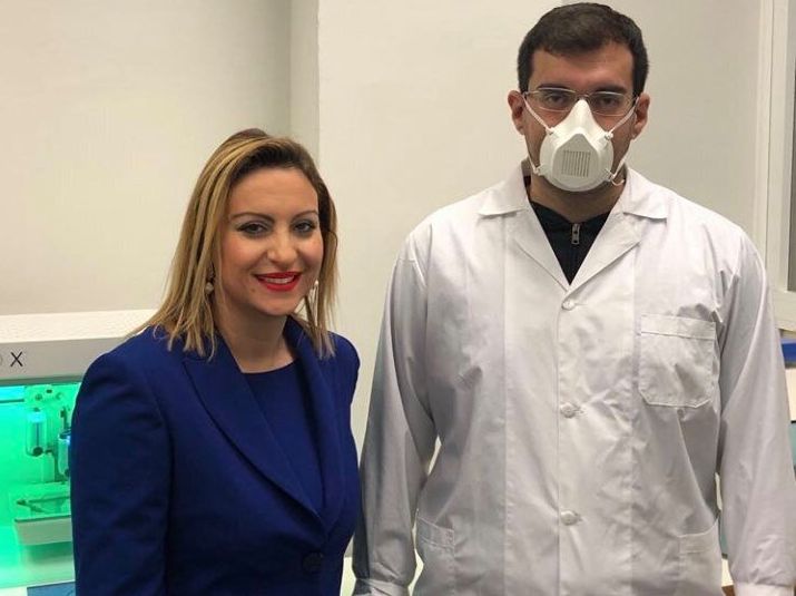 H Νανοϊατρός Δρ Βαρβάρα Καραγκιοζάκη και ο συνεργάτης της Αλέξανδρος Ορφανός με την εκτυπωμένη μάσκα.