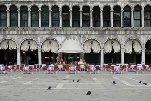 Ένα άδειο εστιατόριο στην έρημη πλατεία του Αγίου Μάρκου στη Βενετία.