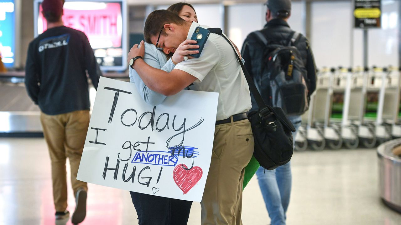 Επιστρέφοντας από την Βραζιλία, ο ηλικίας 19 ετών, Γκάβιν Γουόλκοτ, όπου υπηρετεί, αγκαλιάζει την μητέρα του Κόραλι, στο Διεθνές Αεροδρόμιο του Σποκέιν, στην πολιτεία της Ουάσιγκτον, την Τρίτη 24 Μαρτίου.