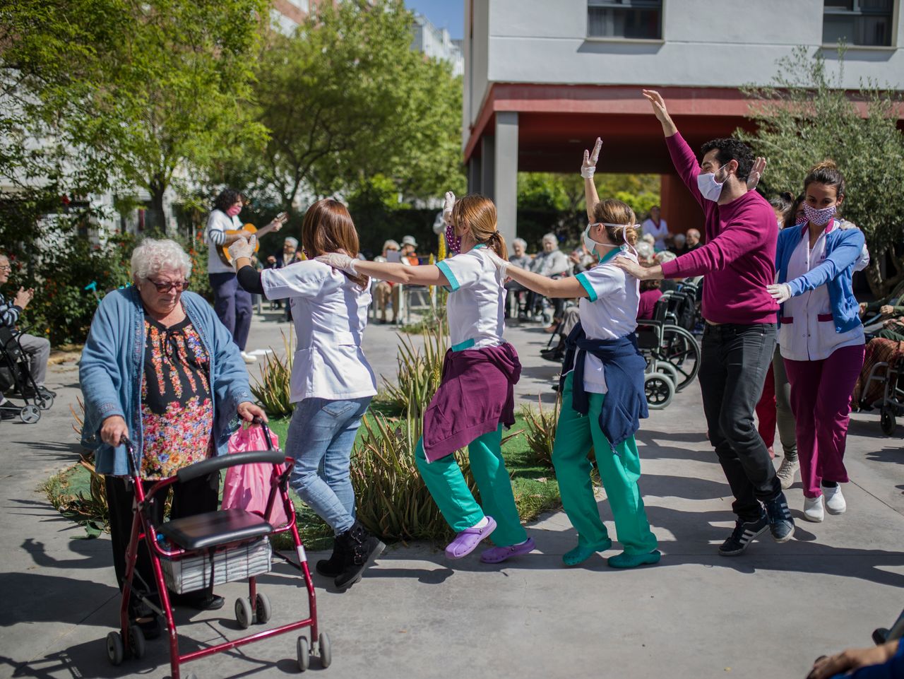 Ηλικιωμένοι και νοσηλευτές του οίκου ευγηρίας Βιτάλια Κάνσας, στην Σεβίλη της Ισπανίας, χορεύουν και διασκεδάζουν, γιορτάζοντας το γεγονός πως, κανείς τους δεν έχει προσβληθεί από τον κορονϊό την Πέμπτη 26 Μαρτίου, 2020.
