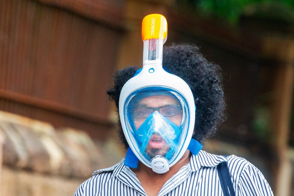 Άντρας στο Σίδνεϊ της Αυστραλίας κυκλοφορεί στον δρόμο φορώντας μάσκα με αναπνευστήρα, την Πέμπτη, 26 Μαρτίου, 2020.