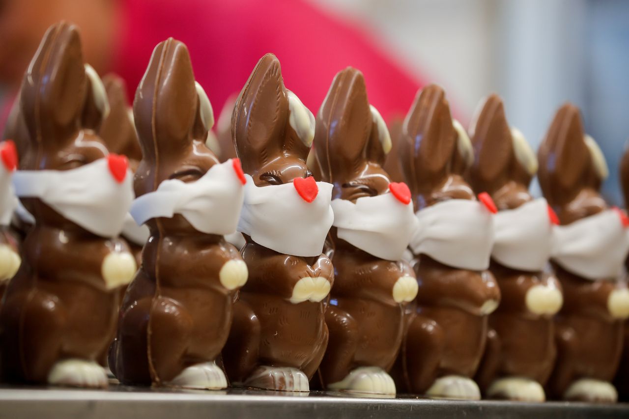 Η πανδημία του κορονοϊού έχει «επηρεάσει» και τα σοκολατένια πασχαλινά κουνέλια σε αρτοποιείο της Βέρνης, στην Ελβετία, την Τετάρτη 25 Μαρτίου, 2020.