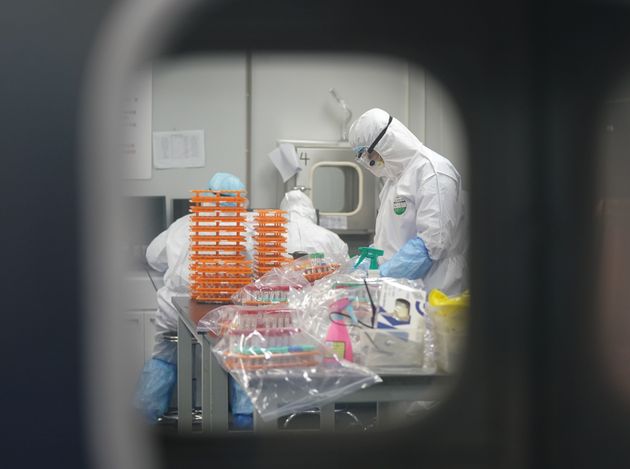 Plus qu'un quart des Français pensent que le virus a été créé en laboratoire...