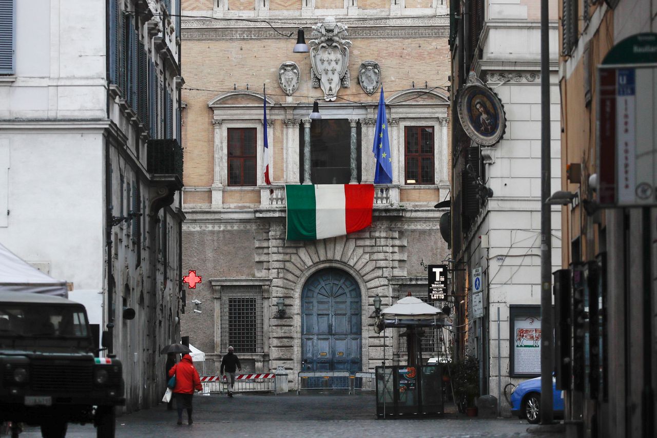 Η ιταλική σημαία στο μπαλκόνι της γαλλικής πρεσβείας στη Ρώμη (AP Photo/Alessandra Tarantino)