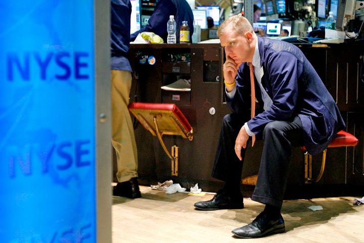 米金融大手リーマン・ブラザーズが経営破綻し、ニューヨーク証券取引所でぼうぜんと座るトレーダー（アメリカ・ニューヨーク）＝2008年9月15日撮影