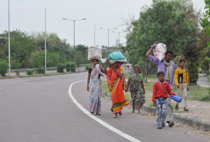 LUCKNOW, INDIA - MARCH 26: Migrant workers leave Lucknow on the second day of national lockdown imposed by PM Narendra Modi to curb the spread of coronavirus at Faizabad crossings, on March 26, 2020 iN Lucknow, India. (Photo by Deepak Gupta/Hindustan Times via Getty Images)
