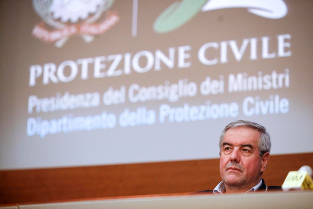 Calano decessi e contagi