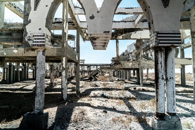 廃墟となったガザ国際空港。滑走路跡はゴミ捨て場となっていた。