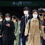 外出自粛明け、マスク姿で時差出勤　「電車、８時台は人減ったけど…」