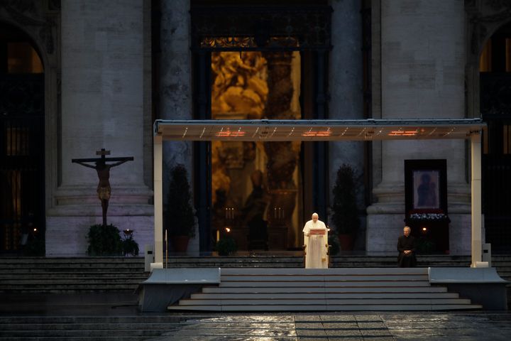 雨濡れた広場にただ「一人」。ローマ教皇が祈り捧げる姿に感動の声
