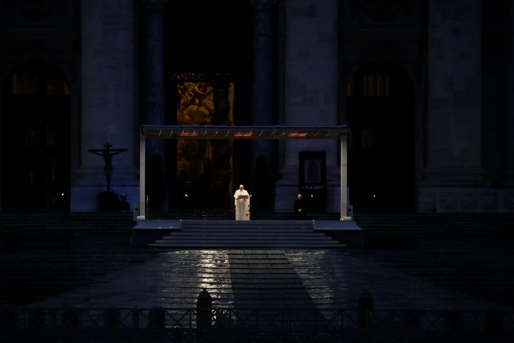 3月27日にバチカン市国のサン・ピエトロ広場で特別なウルビ・エト・オルビを行うローマ教皇