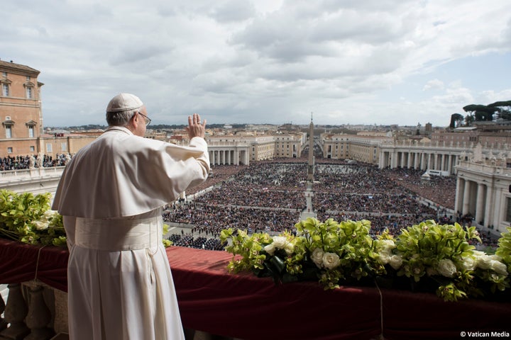 2018年4月 ローマ教皇がウルビ・エト・オルビの祝福を行う様子。