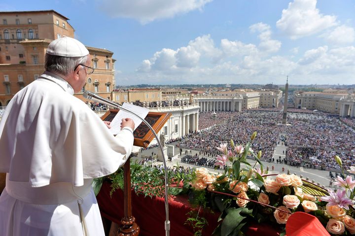 2017年4月 ローマ教皇がウルビ・エト・オルビの祝福を行う様子。