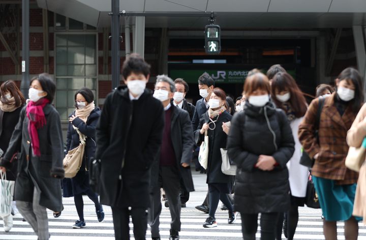 新型コロナウイルスの感染拡大を受けた週末の外出自粛から一夜明け、出勤する人たち＝3月30日午前、東京都千代田区 