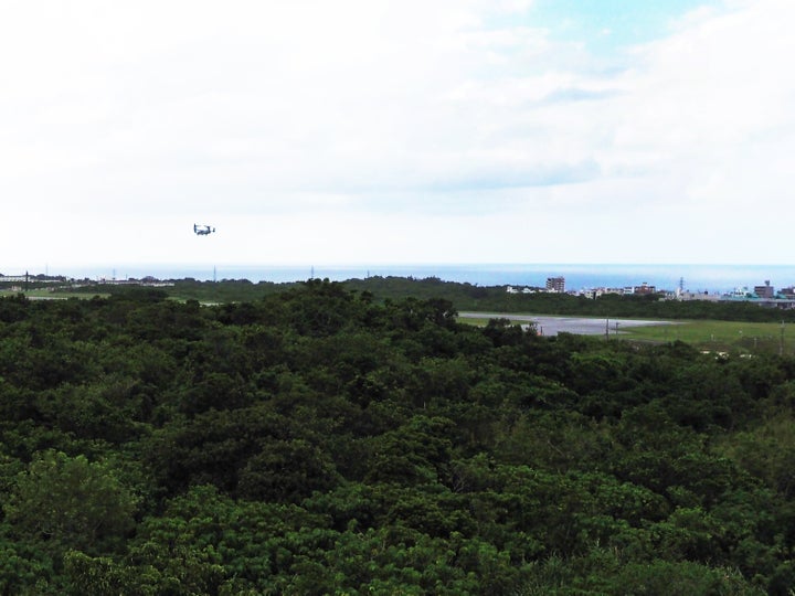 佐喜眞美術館の屋上から望む普天間基地。遠くからもオスプレイの野太い轟音が一帯に響く