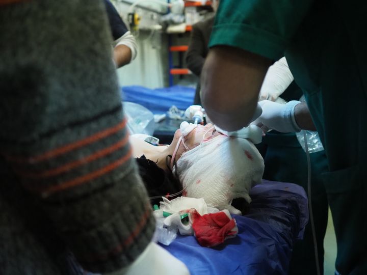 イラク北部、クルド自治区、ISとの戦闘が続く中、病院に緊急搬送されてきた少女（2017年1月）