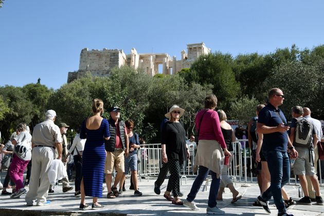 Tourists stand outside a closed entrance of the Acropolis' archaeological site in Athens, Greece, October 11, 2018. REUTERS/Michalis Karagiannis