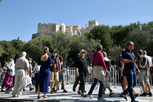 Tourists stand outside a closed entrance of the Acropolis' archaeological site in Athens, Greece, October 11, 2018. REUTERS/Michalis Karagiannis