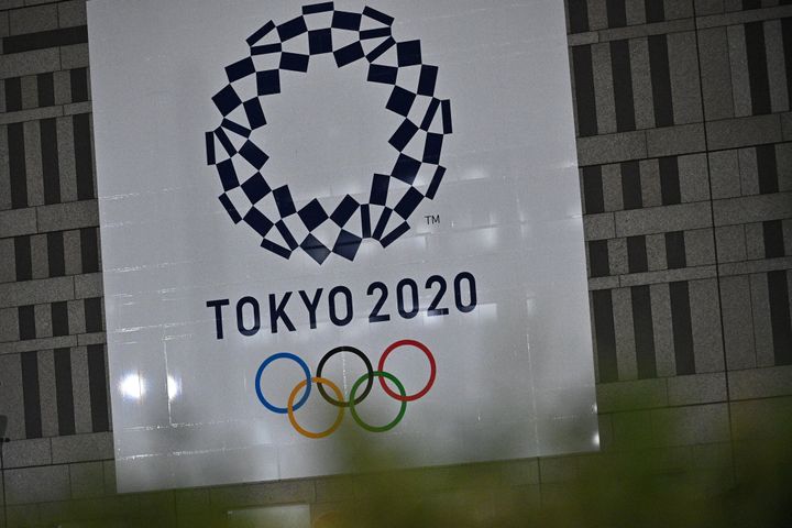 都庁に掲げられている東京オリンピックのシンボル旗