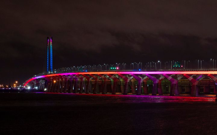 Durant la soirée, le pont Samuel-De Champlain s'est illuminé aux couleurs de l'arc-en-ciel.