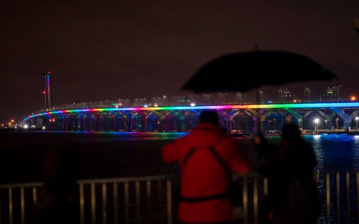 La pluie n'a pas empêché certains curieux de prendre en photo le pont Samuel-De Champlain.