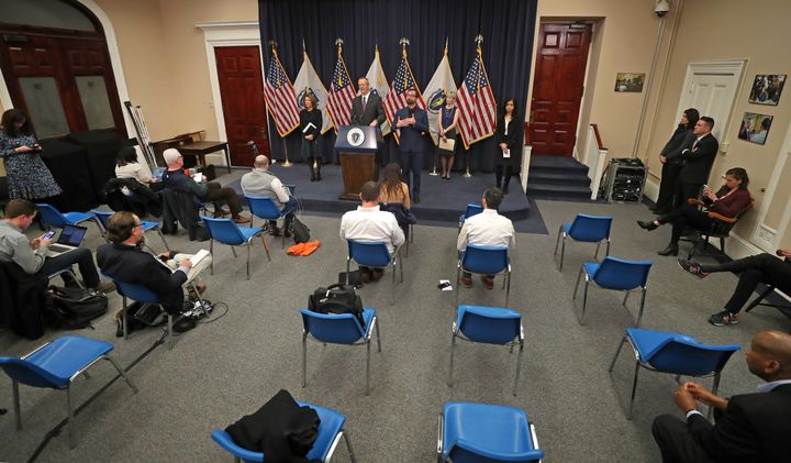 アメリカ、マサチューセッツ州の知事会見。記者席は「ソーシャルディスタンス」が取られている＝2020年3月23日