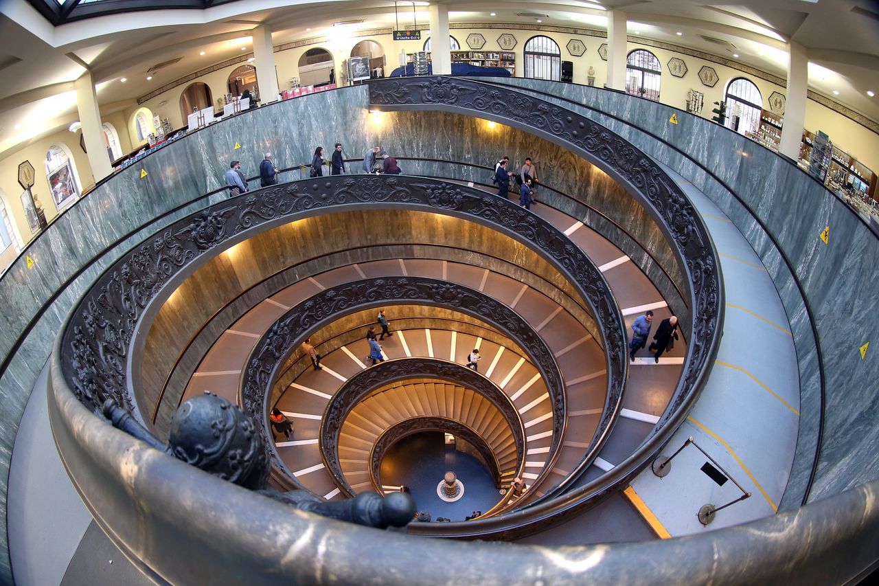 Η μία από τις δύο ελικοειδείς σκάλες του αρχιτέκτονα Μπραμάντε. Η πρώτη και αυθεντική κατασκευάστηκε το 1505, η δεύτερη το 1932.
