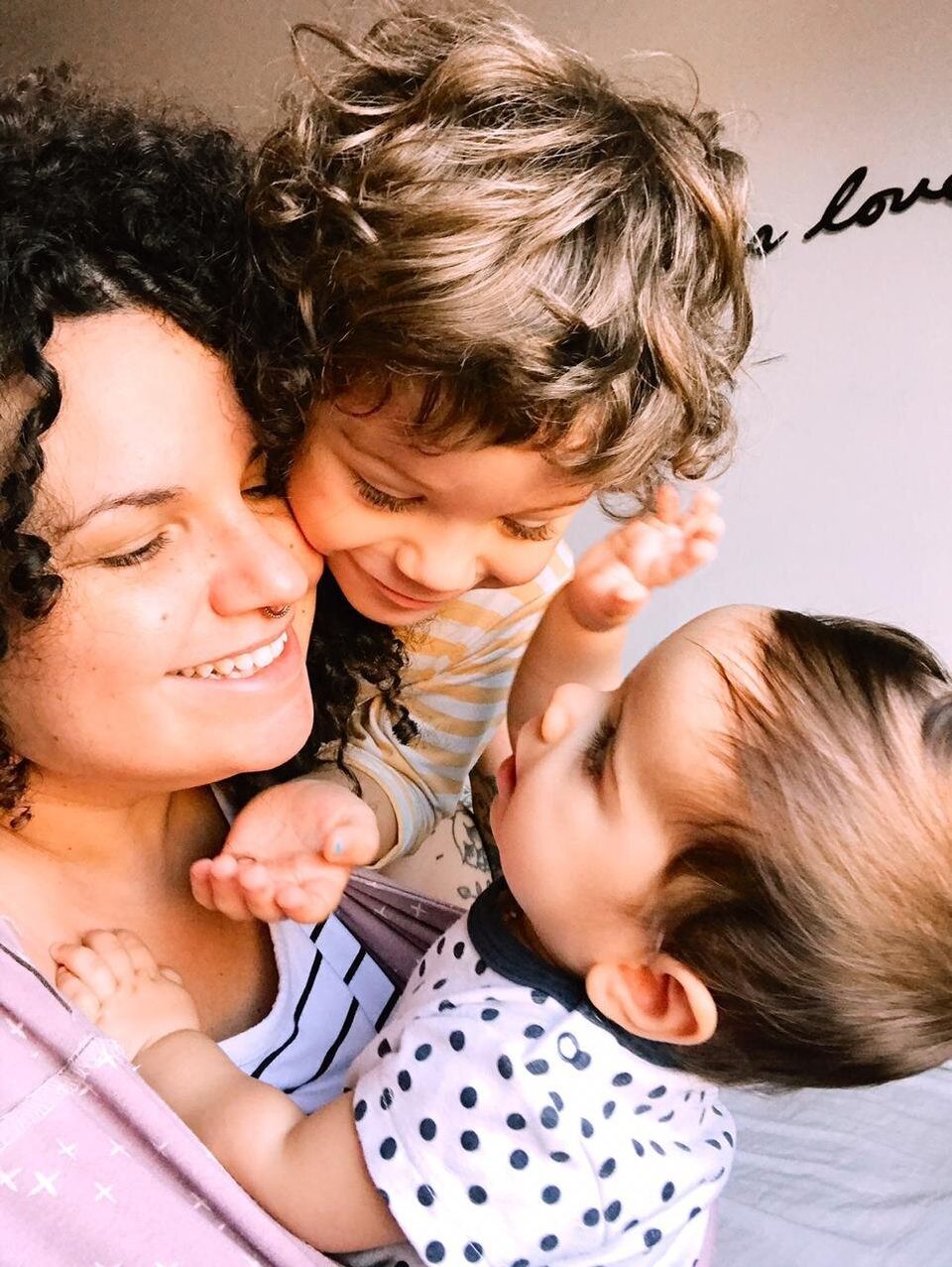 A empreendedora Priscila Josefick, 33 anos, com seus dois filhos: Valentim (à esq.), de 4 anos,...