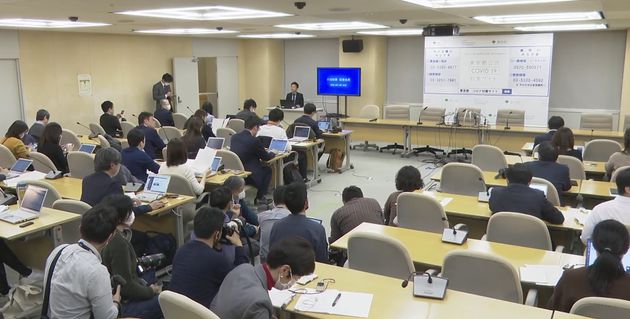 ライブでも伝えられた3月30日の東京都知事の会見を待つ会見場の様子