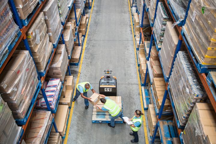 倉庫で働く従業員たち イメージ写真distribution warehouse