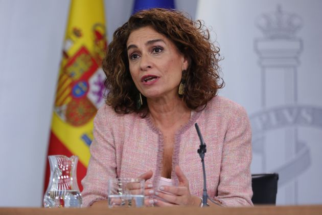 La ministra de Hacienda, María Jesús Montero, interviene en una rueda de prensa después...