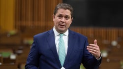 Des politiciens canadiens s'engagent à faire don de leur augmentation
