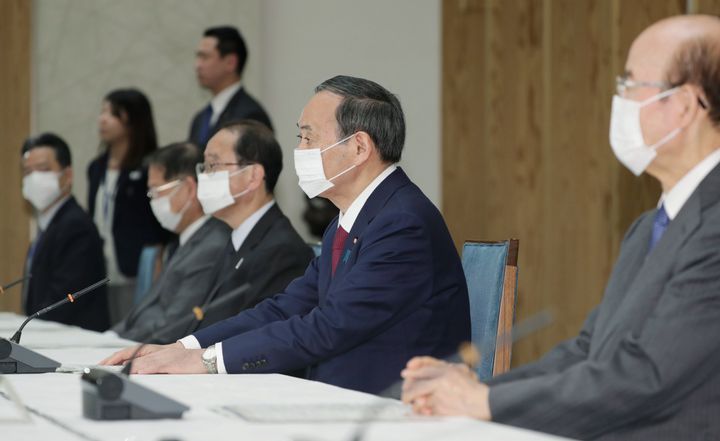 菅義偉官房長官（右手前から2人目）もマスク姿で会議に出席。
