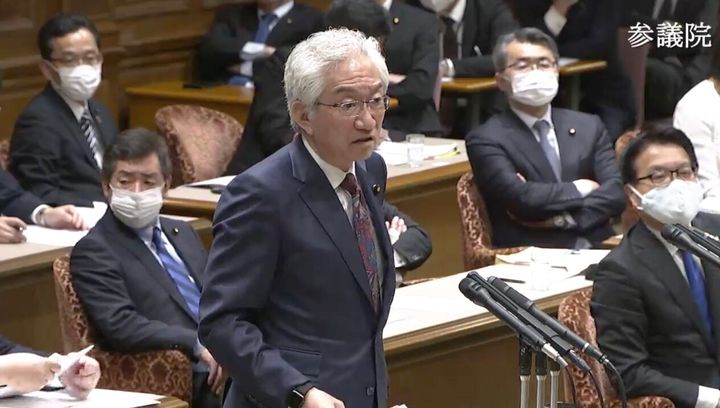 質問する自民党の西田昌司氏。背後にはマスク姿の議員が目立つ。