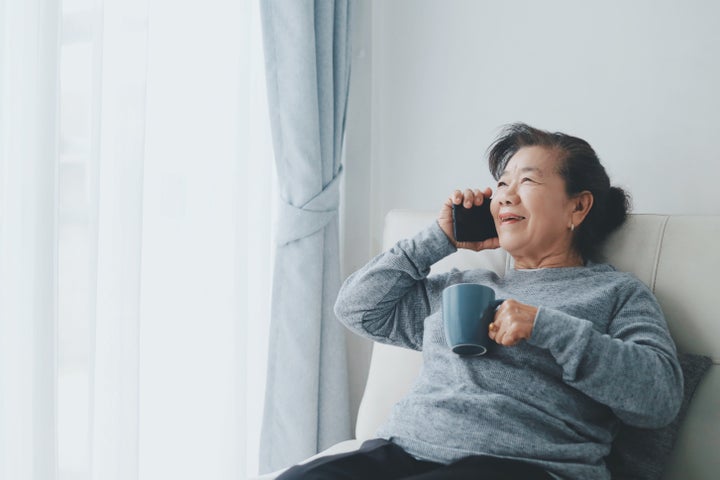 家で電話をする女性 イメージ画像