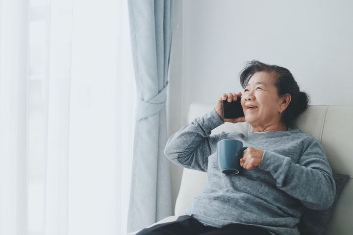 家で電話をする女性 イメージ画像