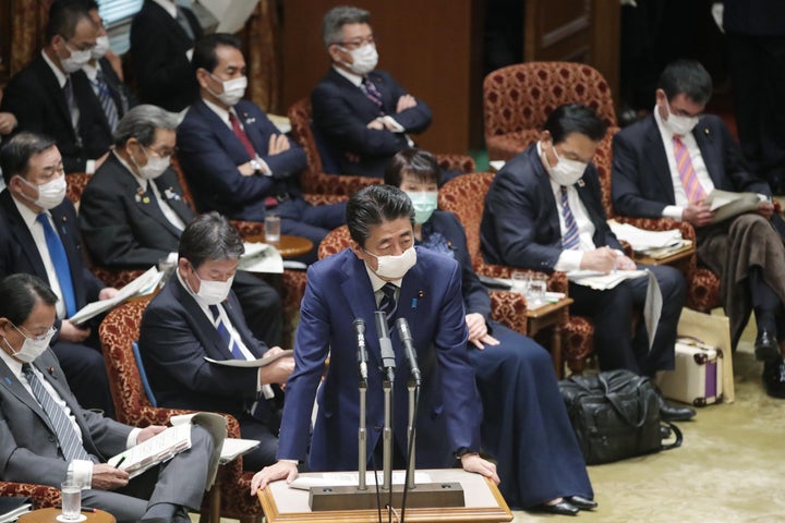 参院決算委員会で答弁する安倍晋三首相（中央）