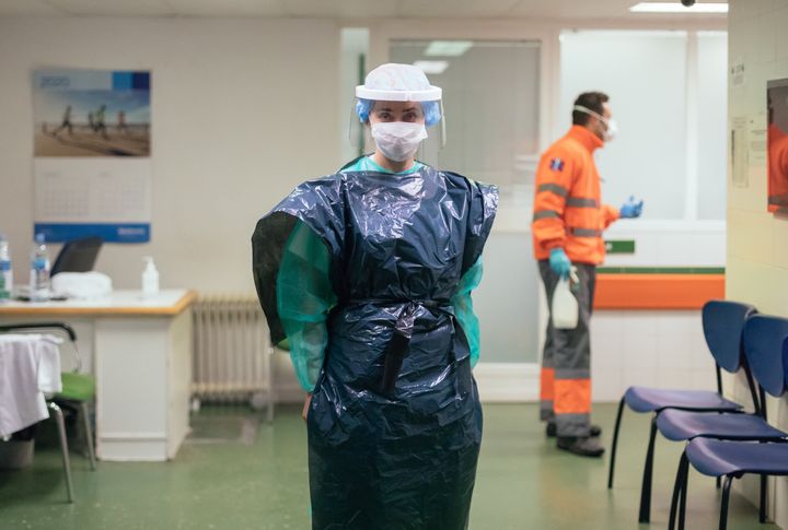 Γιατροί και νοσηλευτές στην Ισπανία ελλείψει επαρκούς προστατευτικού εξοπλισμού φορούν πλαστικές σακούλες σκουπιδιών. 