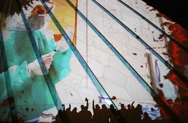 Ο πύργος των Αζαντί στην Τεχράνη του Ιράν τιμά τους γιατρούς όλου του κόσμου που δίνουν μάχη κατά του κορονοϊού. Σε άλλες προβολές εμφανίζονται τα ονόματα όλων χωρών στις οποίες έχει εξαπλωθεί ο ιός και οι σημαίες τους.