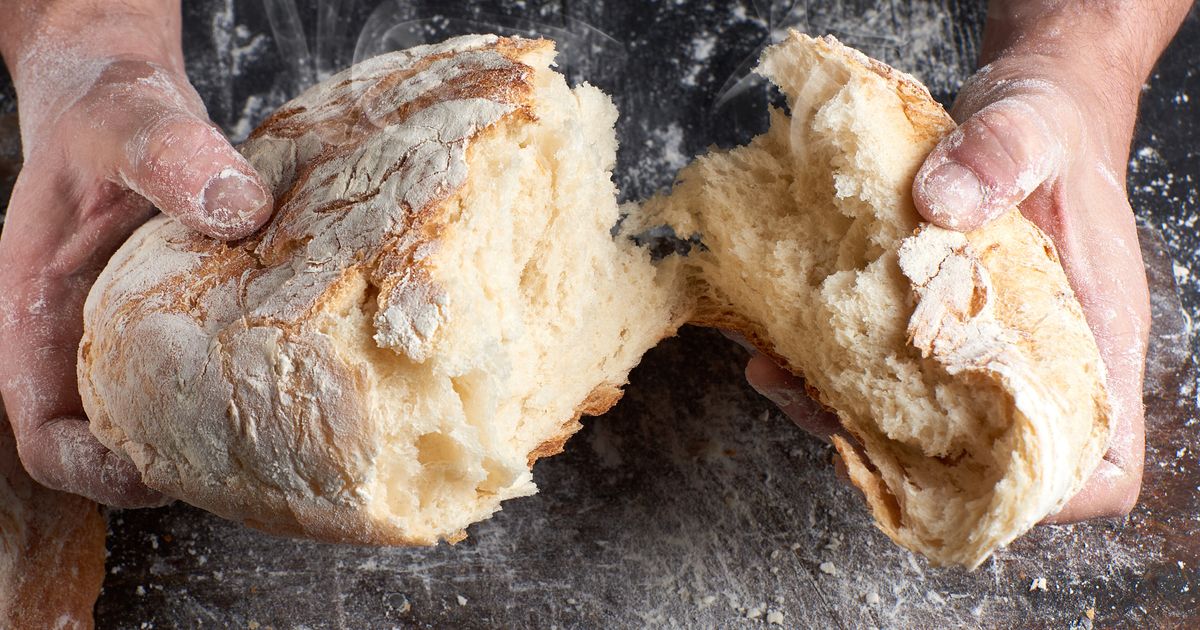 Печеный человек. Разломанный хлеб. Ломаный хлеб. Ломает хлеб. Руки разламывают хлеб.