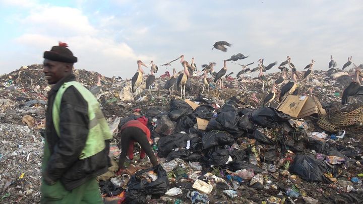 ケニアのナイロビにある巨大なゴミ山も取材した。