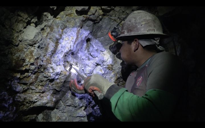 ボリビアの鉱山で働く青年