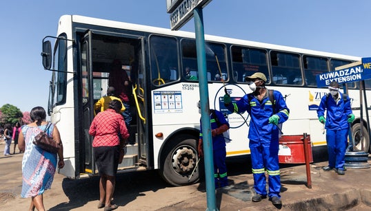 Pourquoi l’Afrique semble relativement épargnée par le