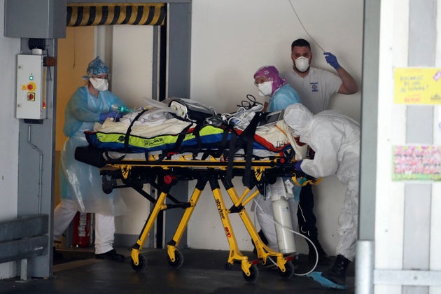 Ce car avec à son bord huit patient atteints du coronavirus devait rejoindre