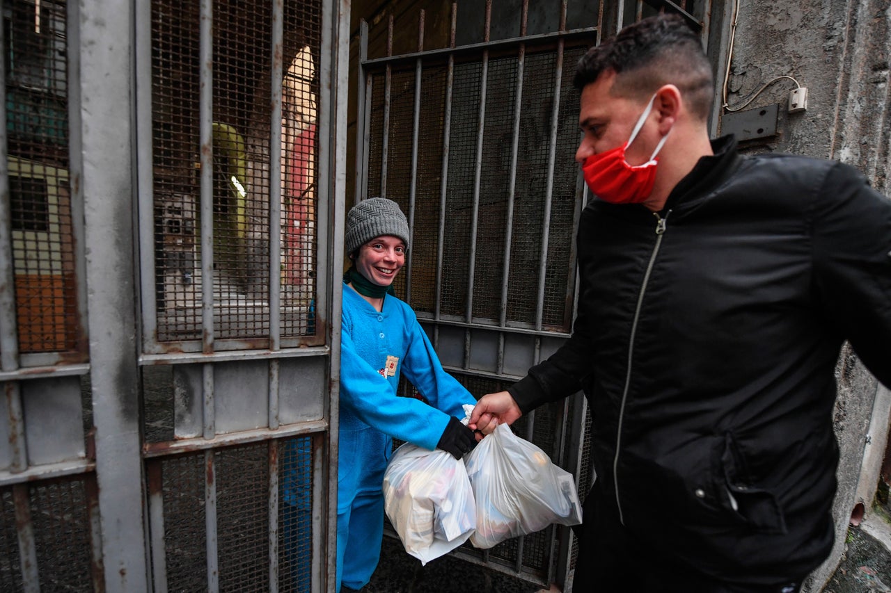 Αλληλεγγύη στην πράξη. Κατ' οίκον παράδοση τροφίμων σε κατοίκους της Νάπολης (Ιταλία)