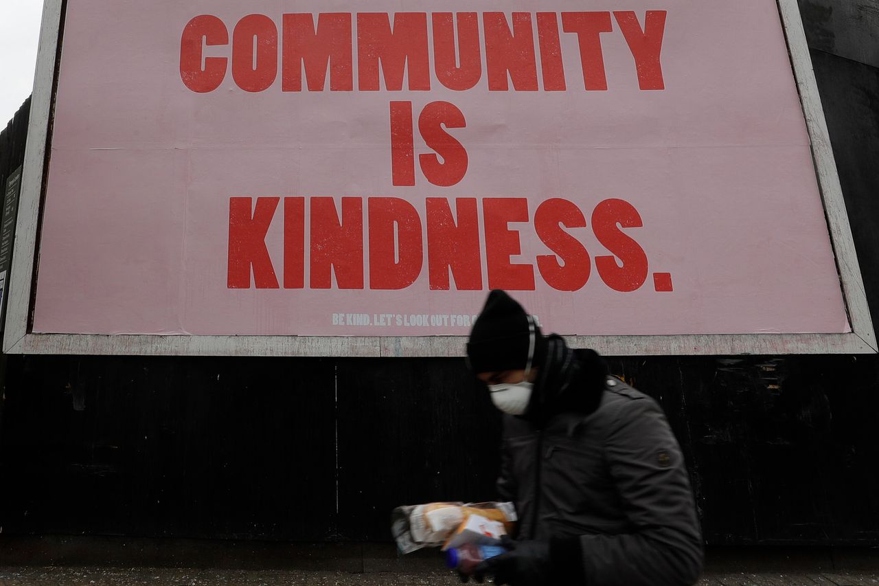 "Κοινότητα σημαίνει καλοσύνη" γράφει η πινακίδα σε δρόμου του Λονδίνου και χρειάζεται περισσότερο από ποτέ αυτή την περίοδο τόσο προς ηλικιωμένους και ευπαθείς ομάδες όσο και προς όσους δοκιμάζονται και οικονομικά. 