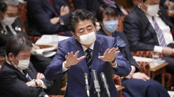 Au Japon, les deux masques par foyer prévus par le premier ministre passent