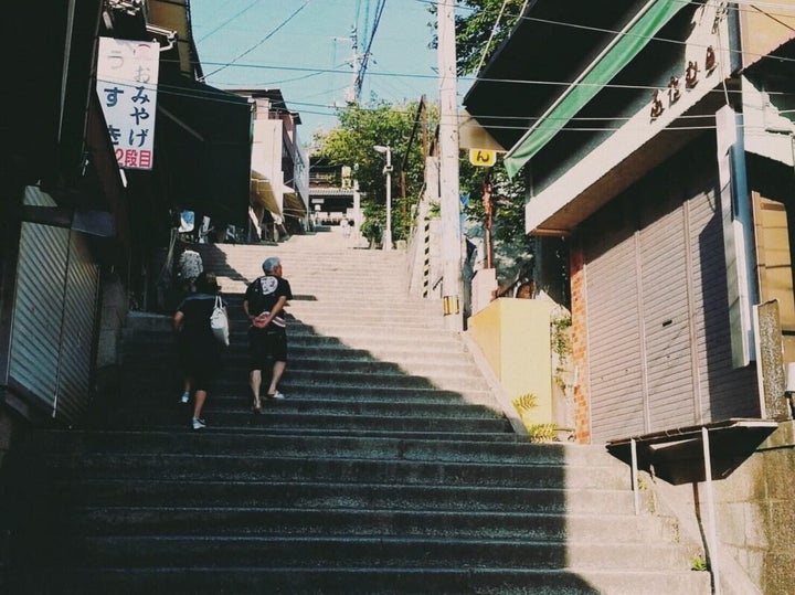 毎年恒例になった金比羅山登り。「もう無理〜」と言いながら登る母と、「おにぃ」の涼しげな背中