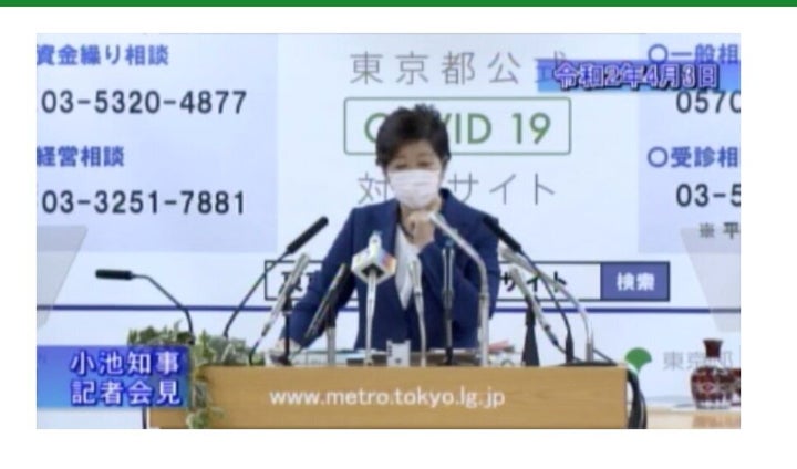 小池百合子知事は、マスクをしながらの説明が苦しいとして、会見中なんどもマスクに手をあてていた。