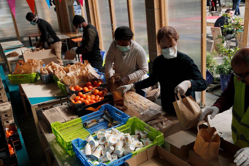 Εθελοντές στο Παρίσι συγκεντρώνουν τρόφιμα προς διανομή για αστέγους και πρόσφυγες (2 Απριλίου)